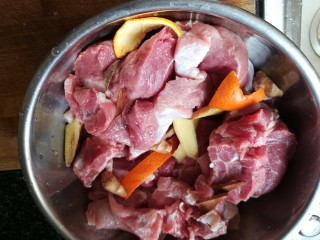 4、又见肉松,放上瘦肉，上面再放一层香料，就是为了去腥提味。