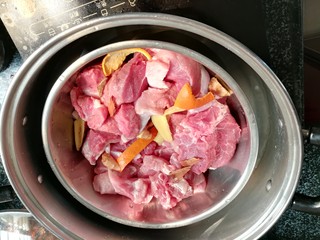 5、又见肉松,放在锅里蒸，用煮也可以，但我觉得蒸出来的肉会更香