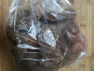 6、又见肉松,放进保鲜袋里，用擀面杖使劲敲打，让猪肉尽量散开来。