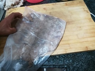 8、又见肉松,最好外面再套个超市的食物袋子，不然很快保鲜袋就会烂掉，瘦肉跑出来，这是经验之谈。