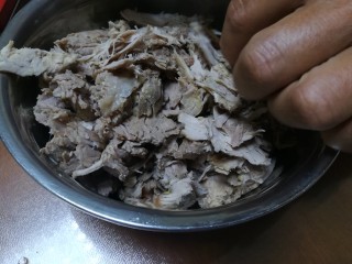 9、又见肉松,敲打以后用手撕，越细越好，超难撕的，我和老公两人撕了差不多半小时呢。