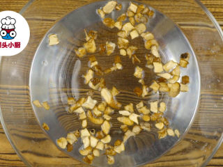 1、无添加蔬菜营养高汤,干香菇脚20个用清水浸泡15分钟后捞出