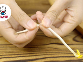 2、无添加蔬菜营养高汤,黄豆芽300g洗净,择去根部