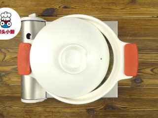 4、无添加蔬菜营养高汤,盖上盖子开大火煮沸,开盖撇去浮沫,再盖上盖子留出小口,转小火熬煮约90分钟,关火