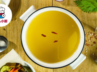 6、无添加蔬菜营养高汤,做好的蔬菜高汤可以代替清水用于烹饪,无论是炒菜、煮面,还是做火锅汤底,都是很棒的选择哦!