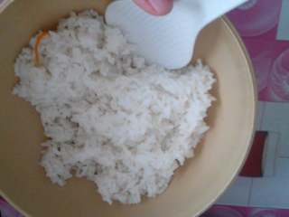 1、食寿司卷——剩米饭的华丽转身,准备剩米饭加入寿司醋寿司醋与饭的比例大约是1:6。搅拌均匀