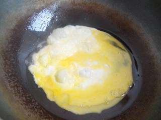 2、食寿司卷——剩米饭的华丽转身,鸡蛋摊成蛋皮切丝。