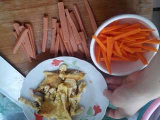 4、食寿司卷——剩米饭的华丽转身,火腿肠切丝,所有材料备用