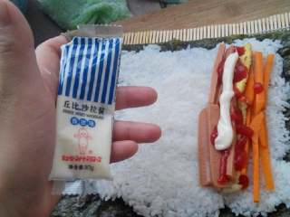 7、食寿司卷——剩米饭的华丽转身,挤上番茄酱和沙拉酱