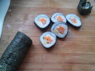 9、食寿司卷——剩米饭的华丽转身, 刀上沾水将寿司卷切开即可。