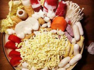 1、自制芝士年糕火锅,把配料都准备好，喜欢吃什么放什么