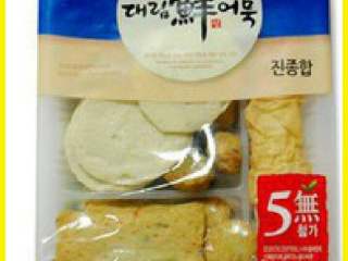 2、自制芝士年糕火锅,组合的韩国鱼饼，挺鲜的花样也多，适合摆盘