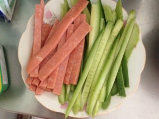 1、爱心❤️寿司,黄瓜，火腿，榨菜切条备用