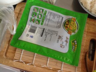 2、爱心❤️寿司,海苔皮和卷帘备好