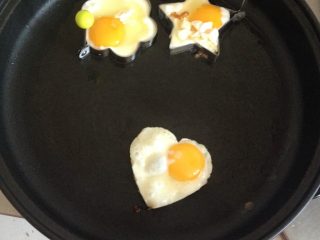 5、爱心❤️寿司,早餐营养起见再煎个鸡蛋，做个粥搭配起来吃才美美哒嘛～