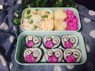 1、童趣寿司,所用到的食材：寿司所必须的紫菜卷，超市有卖，长方型的，上面写明寿司紫菜。红色饭团所用到的红色火龙果。速冻的青豆，玉米。做色拉用到的土豆。梅花型饭团用到的日本鱼松。培根饭团用到的培根。