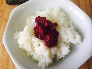 3、童趣寿司,取一点火龙果肉，捣碎，放入米饭中。米饭事先用寿司醋和糖调味道。因为米饭涨性不同，所需量也不同，很难说清楚具体要用多少醋和糖。你慢慢加，只要调到和外面吃的寿司口味差不多即可。