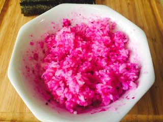 4、童趣寿司,拌匀火龙果和米饭。