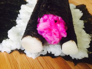 7、童趣寿司,侧面就是这样的。这个饭团就做好了。切的时候要注意，头尾去掉后，每切一刀，都要用凉开水冲一下，防粘。那个饭团宽度，基本在1.5厘米。有时可以随心，不用很精确。