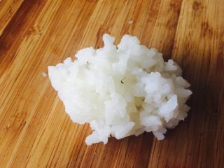 9、童趣寿司,开始做另一种饭团。秤40克拌好的米饭。