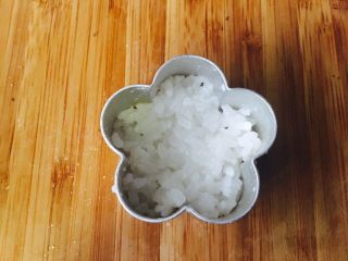 10、童趣寿司,取一个模具，拿一半饭团压实。