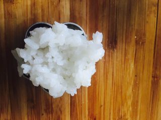 12、童趣寿司,把另外一半米饭压紧。随后拿个平底锅，加点油，把脱模的饭团，正反两面煎一下，金黄色即可。