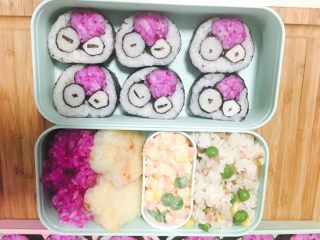 13、童趣寿司,再来说说色拉怎么做：一个土豆，蒸20分钟后，去皮，切小粒。速冻的青豆玉米水里煮几分钟。把食材放一起，倒入色拉酱，我用丘比，有点咸，可以加点糖。拌匀，放冰箱冷藏会，味道更好。