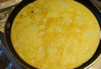 1、紫菜包饭,三个鸡蛋打好放进平底锅做成蛋饼