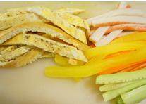 2、紫菜包饭,蛋饼以及蟹肉棒，黄瓜，腌萝卜，胡萝卜等各种蔬菜切条