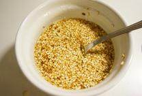 3、紫菜包饭,芝麻油，芝麻，醋，白糖，盐搅拌好