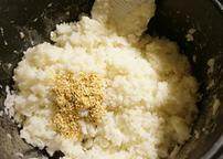 4、紫菜包饭,倒入刚做好的米饭里，搅拌均匀以后放凉