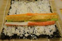 6、紫菜包饭,把切条的蔬菜放上去