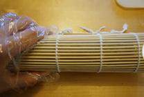 7、紫菜包饭,用寿司帘卷卷好，最后切片就可以了