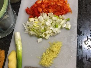 1、土豆牛肉酱面,葱姜蒜辣椒切细末、粒