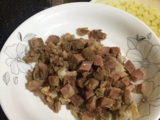 2、土豆牛肉酱面,牛肉切粒