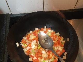 4、土豆牛肉酱面,起火锅内加油，将葱姜蒜花椒粉辣椒粒放入锅内炒香