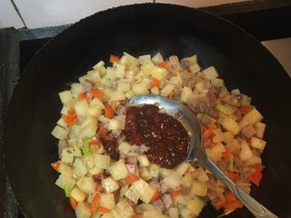 5、土豆牛肉酱面,加入土豆粒、加入黄豆酱、糖，加入老抽、生抽