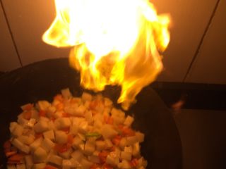 6、土豆牛肉酱面,大火翻炒一分钟均匀