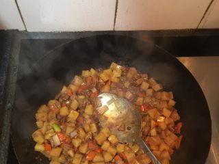 7、土豆牛肉酱面,加入牛肉粒翻炒30秒
