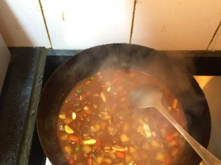 8、土豆牛肉酱面,加入适量清水（或牛肉汤最好）开始炖煮3-4分钟