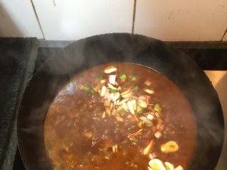 9、土豆牛肉酱面,土豆熟后加入适量盐，咸淡合适后用湿淀粉勾芡使汤汁浓厚