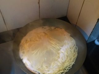 10、土豆牛肉酱面,鲜切面煮熟后过水洗