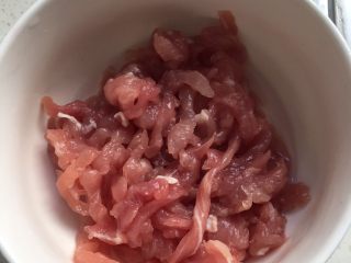 2、肉丝炒面,肉丝加少量水搅拌吸收