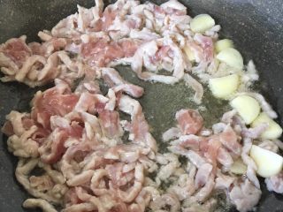 7、肉丝炒面,放入肉丝翻炒均匀