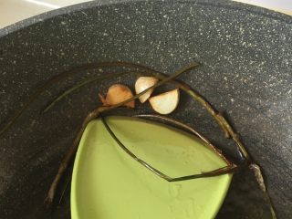 13、肉丝炒面,捞出蒜头和葱