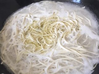 15、肉丝炒面,面条煮至八分熟捞出