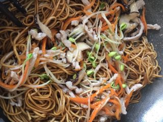 19、肉丝炒面,加入配菜