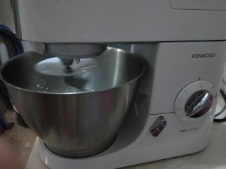 2、迷你巨无霸汉堡包～汉堡胚制作～,用厨师机min档搅拌一分钟