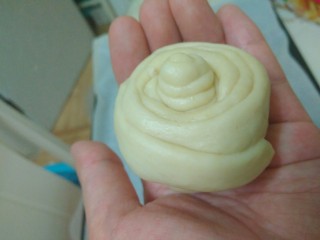 8、迷你巨无霸汉堡包～汉堡胚制作～,然后卷起来，捏好收口，滚圆，这部一定要滚圆啊！不然做出来的面包是歪的（后面有反面教材，啊哈哈哈）
