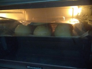 12、迷你巨无霸汉堡包～汉堡胚制作～,这期间，烤到大概八分钟的时候表面颜色金黄了，盖上锡纸，继续烤。